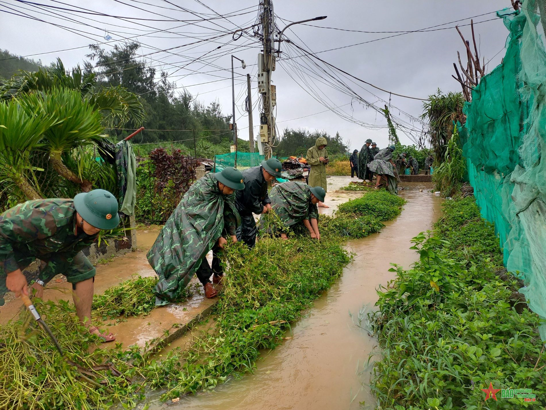 Bộ CHQS tỉnh Quảng Ngãi huy động lực lượng khắc phục hậu quả mưa lớn
